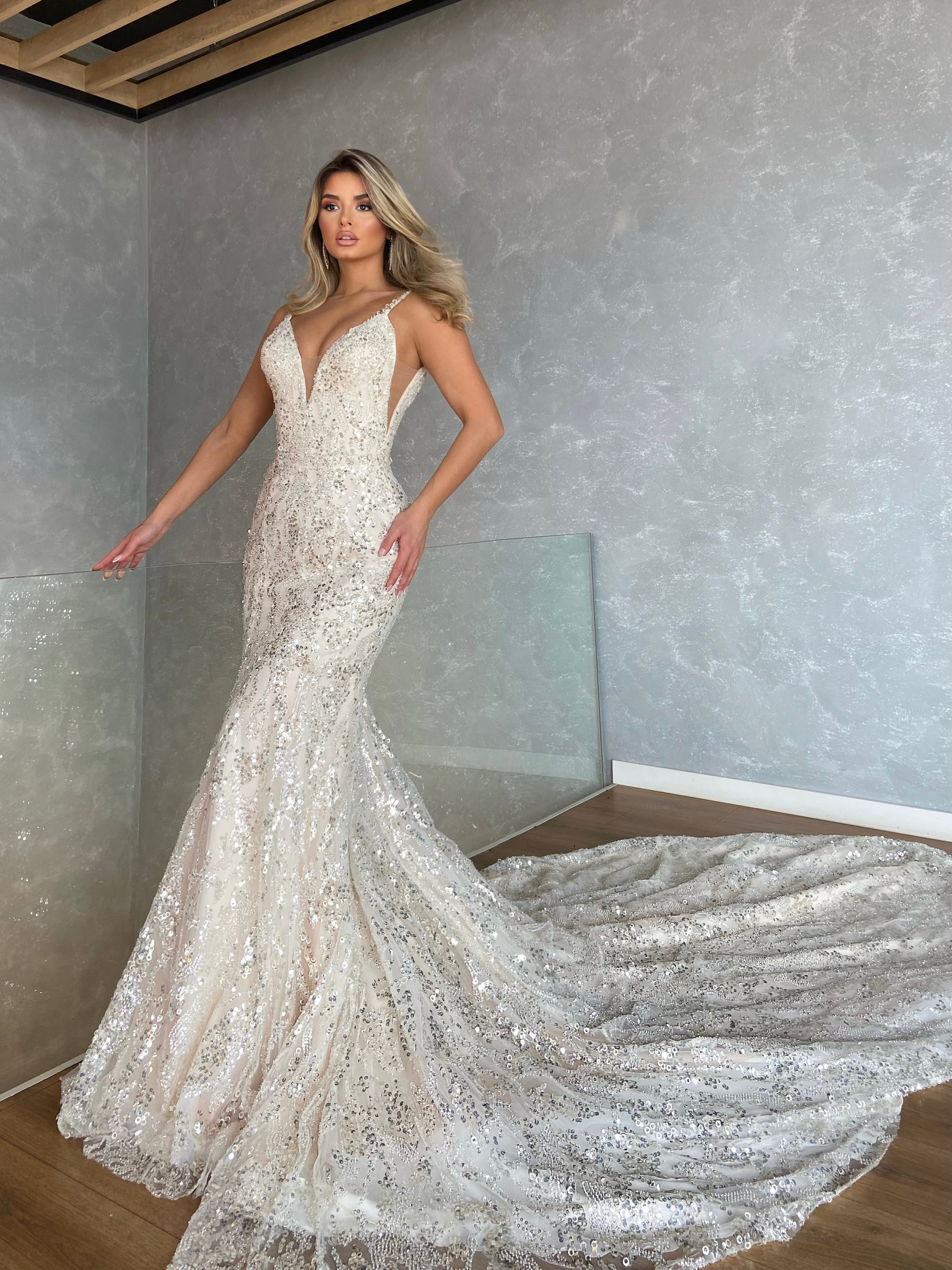 Mermaid Side Cut-Out Bridal Gown with Detachable Overskirt XL Mermaid Side Cut-Out Bridal Gown with Detachable Overskirt XL
